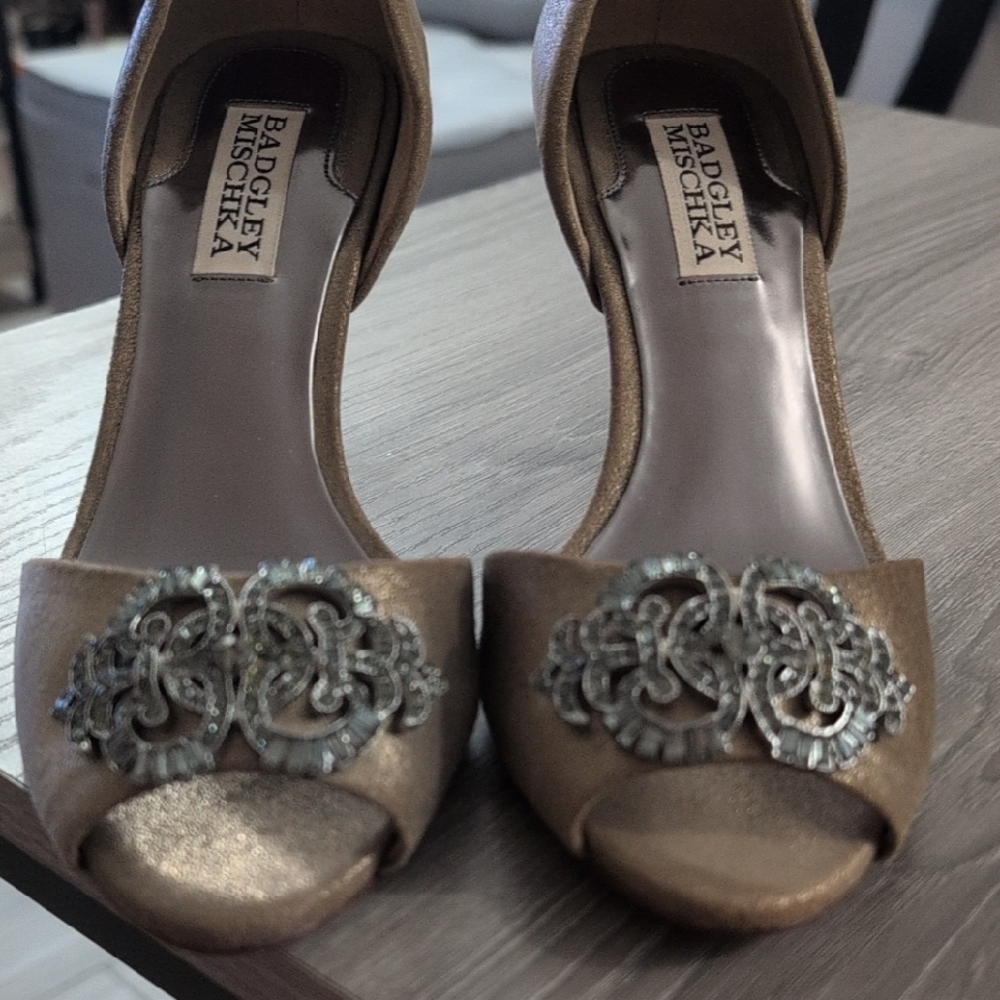 Badgley Mischka Women's Gold Peep-Toe Heels